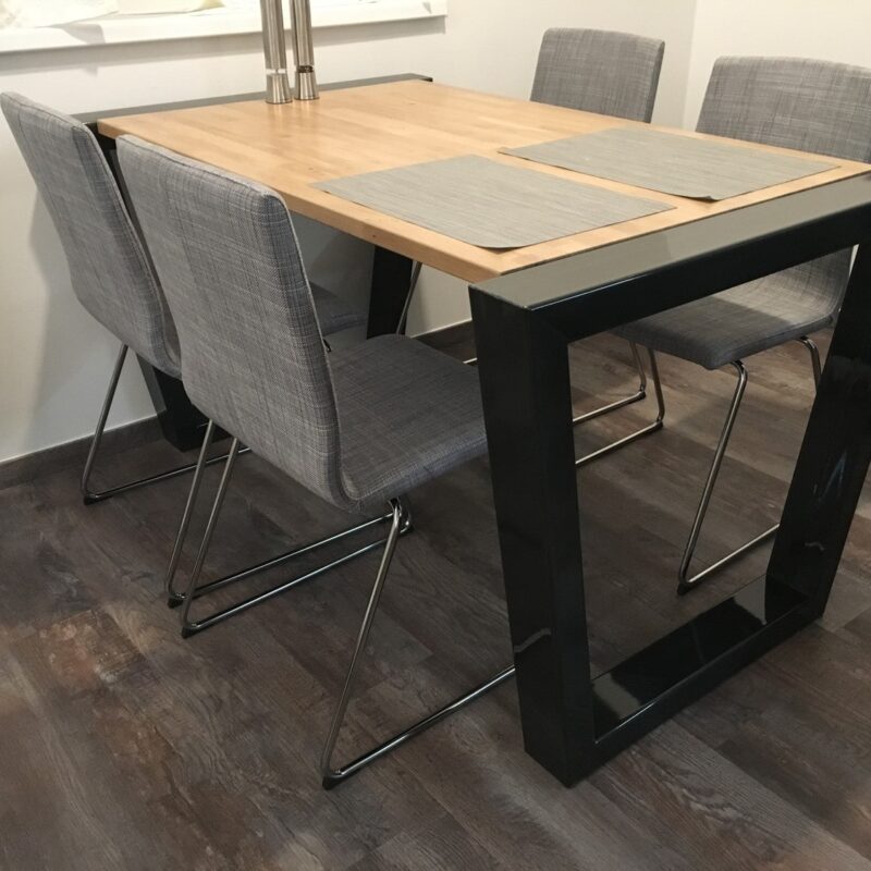Originální nábytek – dřevěný stůl