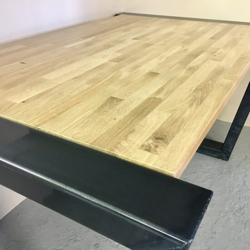 Originální nábytek – dřevěný stůl
